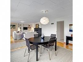 1bd / 1ba House in Portage Bay in Seattle, WA (Photo 4 of 5)