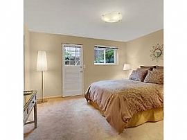 1bd / 1ba House in Portage Bay in Seattle, WA (Photo 2 of 5)
