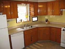 2bd / 1 Full Ba House in Melrose in Los Angeles, CA (Photo 3 of 5)