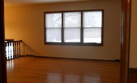 3bedrm 2bath and 2car Garage Split Level Home in Omaha, NE (Photo 3 of 6)