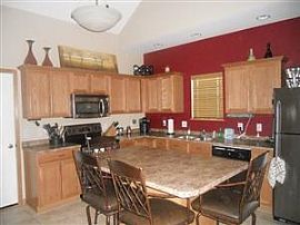  3 Bedroom Townhome with 1st Floor Master in Urb..  in Urbandale, IA (Photo 2 of 7)