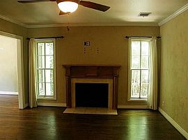  Charming Cottage with Great Drive Up and Backyard Space. in Dallas, TX (Photo 3 of 6)