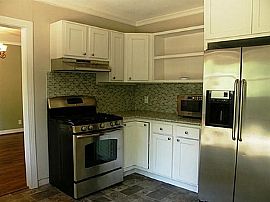  Charming Cottage with Great Drive Up and Backyard Space. in Dallas, TX (Photo 4 of 6)