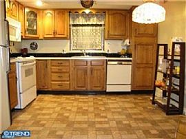 3bd / 1 Full, 1 Partial Ba House in Roxborough in Philadelphia, PA (Photo 3 of 9)