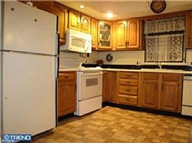 3bd / 1 Full, 1 Partial Ba House in Roxborough in Philadelphia, PA (Photo 4 of 9)