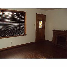 Clean Large Home with Fenced Yard with Matured Tree in Milwaukee, WI (Photo 3 of 5)