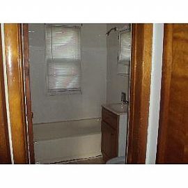 Clean Large Home with Fenced Yard with Matured Tree in Milwaukee, WI (Photo 4 of 5)