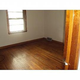 Clean Large Home with Fenced Yard with Matured Tree in Milwaukee, WI (Photo 5 of 5)