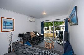 Ideal Family House 4bed 2 Bath in Los Angeles, CA (Photo 11 of 12)