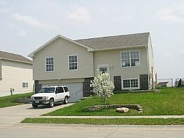 3 Bedroom Home on Golf Course Available 8/15/17 in Bellevue, NE