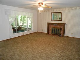 Home with Sun Room For Rent in Arden Area in Sacramento, CA (Photo 10 of 11)