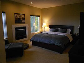 3 Bedroom Johns Landing Near Ohsu in Portland, OR (Photo 5 of 12)