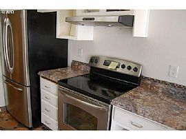 2br/2ba Single Family House in Portland, OR (Photo 3 of 4)