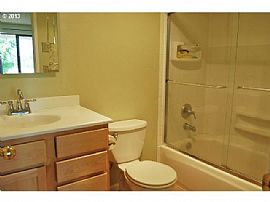 2br/2ba Single Family House in Portland, OR (Photo 4 of 4)