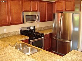 Immaculate Upgraded Townhome, Walk to Quatama Max in Beaverton, OR (Photo 2 of 7)