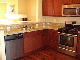 Immaculate Upgraded Townhome, Walk to Quatama Max in Beaverton, OR (Photo 3 of 7)