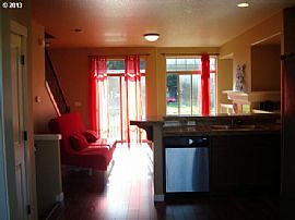 Immaculate Upgraded Townhome, Walk to Quatama Max in Beaverton, OR (Photo 4 of 7)