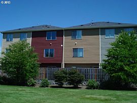 Immaculate Upgraded Townhome, Walk to Quatama Max in Beaverton, OR (Photo 7 of 7)