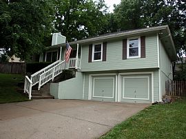 3 Bed 2 Bath, Beautifully Landscaped Backyard! in Kansas City, MO