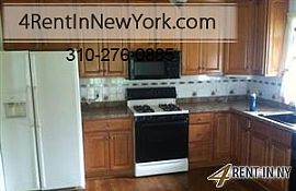 House in Move in Condition in Manchester in Buckland, CT (Photo 3 of 9)