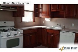 Very Clean, Spacious Midtown Apartment. Pet Ok! in Bayonne, NJ (Photo 2 of 9)