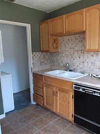 2 Bedroom, 1 Bath with Fenced Yard! Near The Zoo in Idaho Falls, ID (Photo 2 of 4)