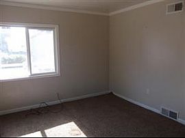 2 Bedroom, 1 Bath with Fenced Yard! Near The Zoo in Idaho Falls, ID (Photo 4 of 4)