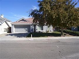 Three Bedrooms, 2 Full Baths, Gas Stove, Dishwasher, Disposal,  in Victorville, CA