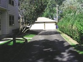 Unique, Cozy and Quiet 3 bdrm uppr duplx in Milwaukee, WI (Photo 3 of 5)