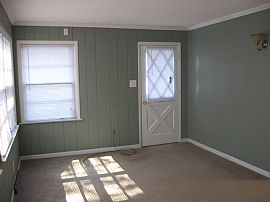 Outstanding 3b Home Available Now in Overland, MO (Photo 3 of 12)