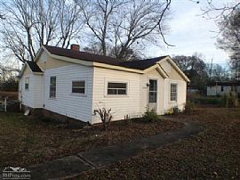 3 Bedroom 1 1/2 Bath Hardwood Floors in Birmingham, AL (Photo 6 of 6)
