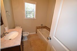 A Lovely Home in Van Nuys, CA (Photo 2 of 5)