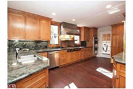 Perfect Family Home in Tarzana, CA (Photo 4 of 10)