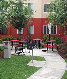 3 Bedroom Apartment on Pioneer Dr in Bakersfield, CA (Photo 2 of 6)