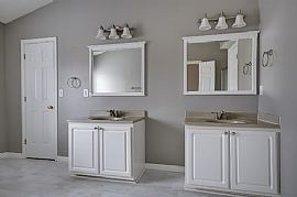 Great Property Very Convenient to I385. Eat-In Kitchen in Simpsonville, SC