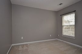 Great Property Very Convenient to I385. Eat-In Kitchen in Simpsonville, SC (Photo 6 of 9)