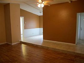 Great Neighborhood with Neighbors in Austin, TX (Photo 4 of 5)