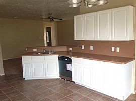 Charming 3 Bedroom 25 Bath  in Houston, TX (Photo 3 of 9)