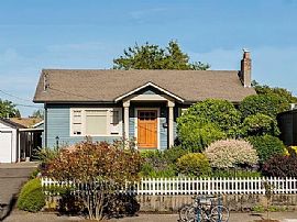 Charming, Light Filled Bungalow in Wilshire-Beaumont Neighborho in Portland, OR