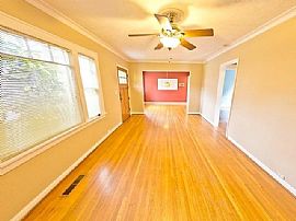 Charming, Light Filled Bungalow in Wilshire-Beaumont Neighborho in Portland, OR (Photo 11 of 12)