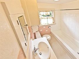 Charming, Light Filled Bungalow in Wilshire-Beaumont Neighborho in Portland, OR (Photo 3 of 12)