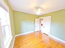 Charming, Light Filled Bungalow in Wilshire-Beaumont Neighborho in Portland, OR (Photo 6 of 12)