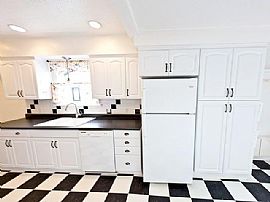 Charming, Light Filled Bungalow in Wilshire-Beaumont Neighborho in Portland, OR (Photo 8 of 12)