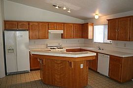 Single Nice Family Home in Bakersfield, CA (Photo 2 of 2)