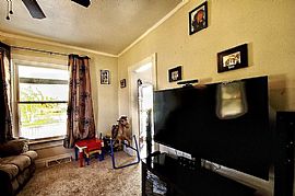 Single Nice Family Home in South Milwaukee, WI (Photo 2 of 4)