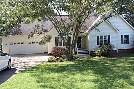 Beautiful Country Home Away From The Hustle and Bustle.  in Clayton, NC