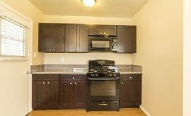 Cozy Living 3 Bed 2 Bath Home in Long Beach, CA (Photo 2 of 4)