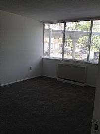 Stunning and Bright Remodeled Apt in University One in Baltimore, MD (Photo 4 of 11)