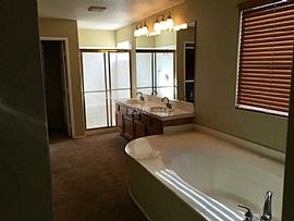 4 Bedrooms and 2.5 Bathrooms Great Appliances  in Las Vegas, NV (Photo 3 of 8)