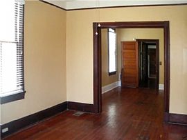   Wonderful 3bdrm 1.5bath in a Step to St Charles in New Orleans, LA (Photo 4 of 7)